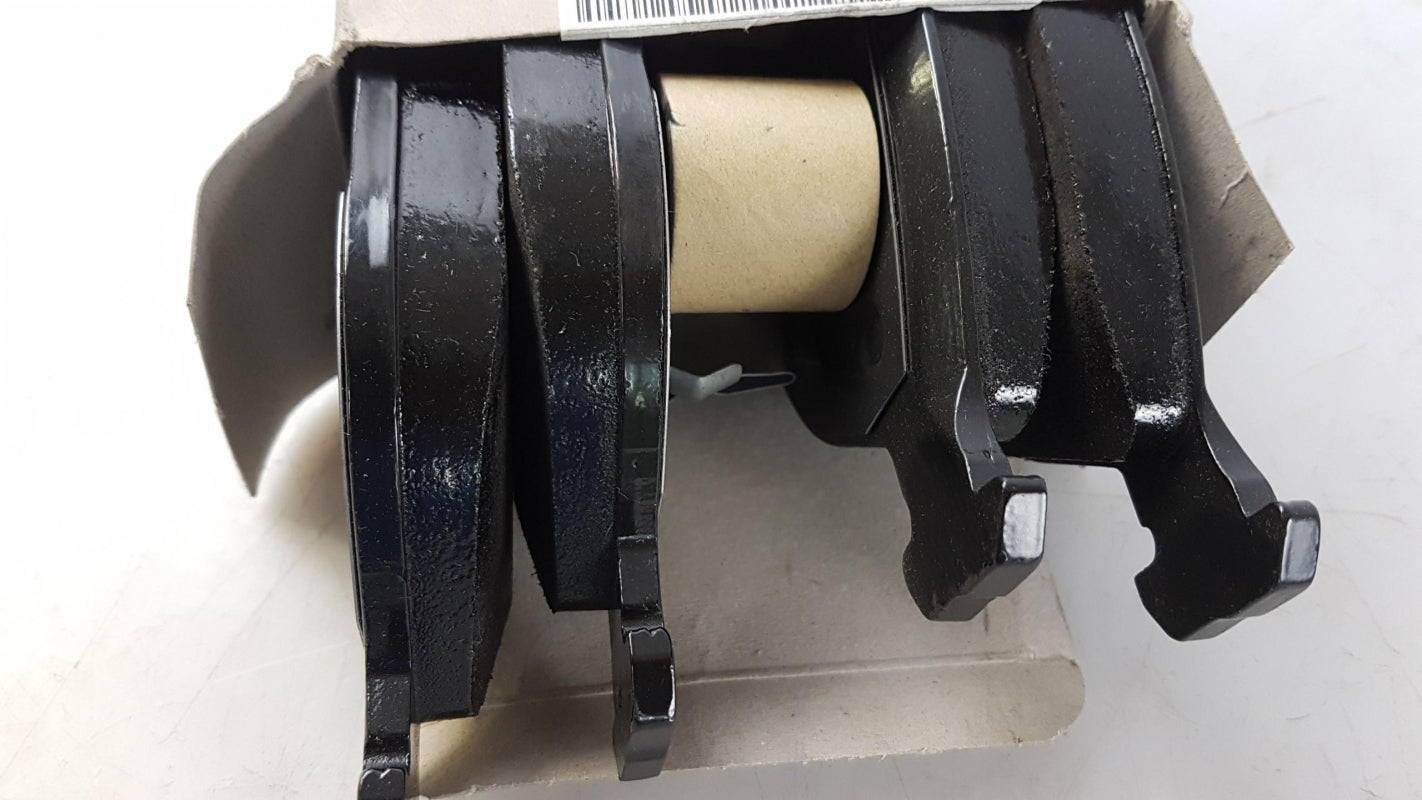 Original AUDI A8 TT RS4 VW Golf Bremsbeläge Bremsklötze vorne 8D0698151D