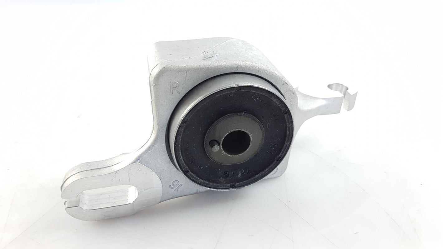 Original MERCEDES-BENZ R-Klasse W251 V251 Lenker Lagerbuchse A2513300843