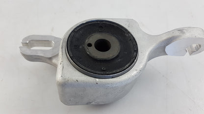Original MERCEDES-BENZ R-Klasse W251 V251 Lenker Lagerbuchse A2513300843