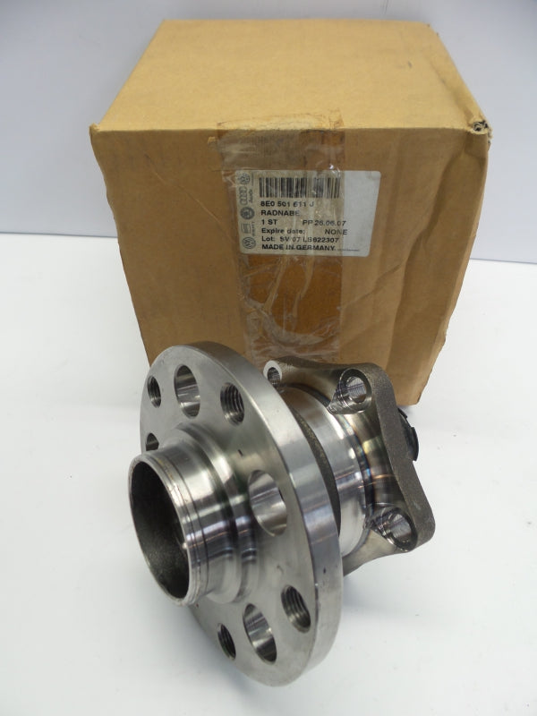 Original AUDI A6 VW Passat SKODA Superb Radnabe mit Lager hinterachse 8E0501611J
