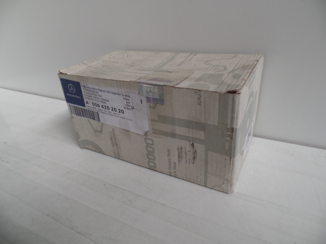 Original OE MERCEDES-BENZ Bremsbeläge A0064202020