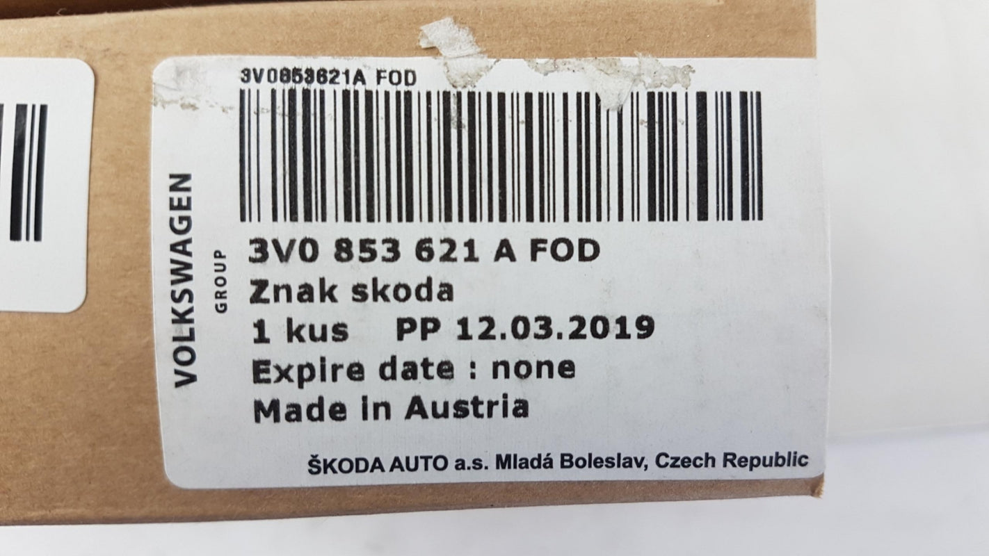 Original OE Volkswagen Emblem Logo 3V0853621AFOD