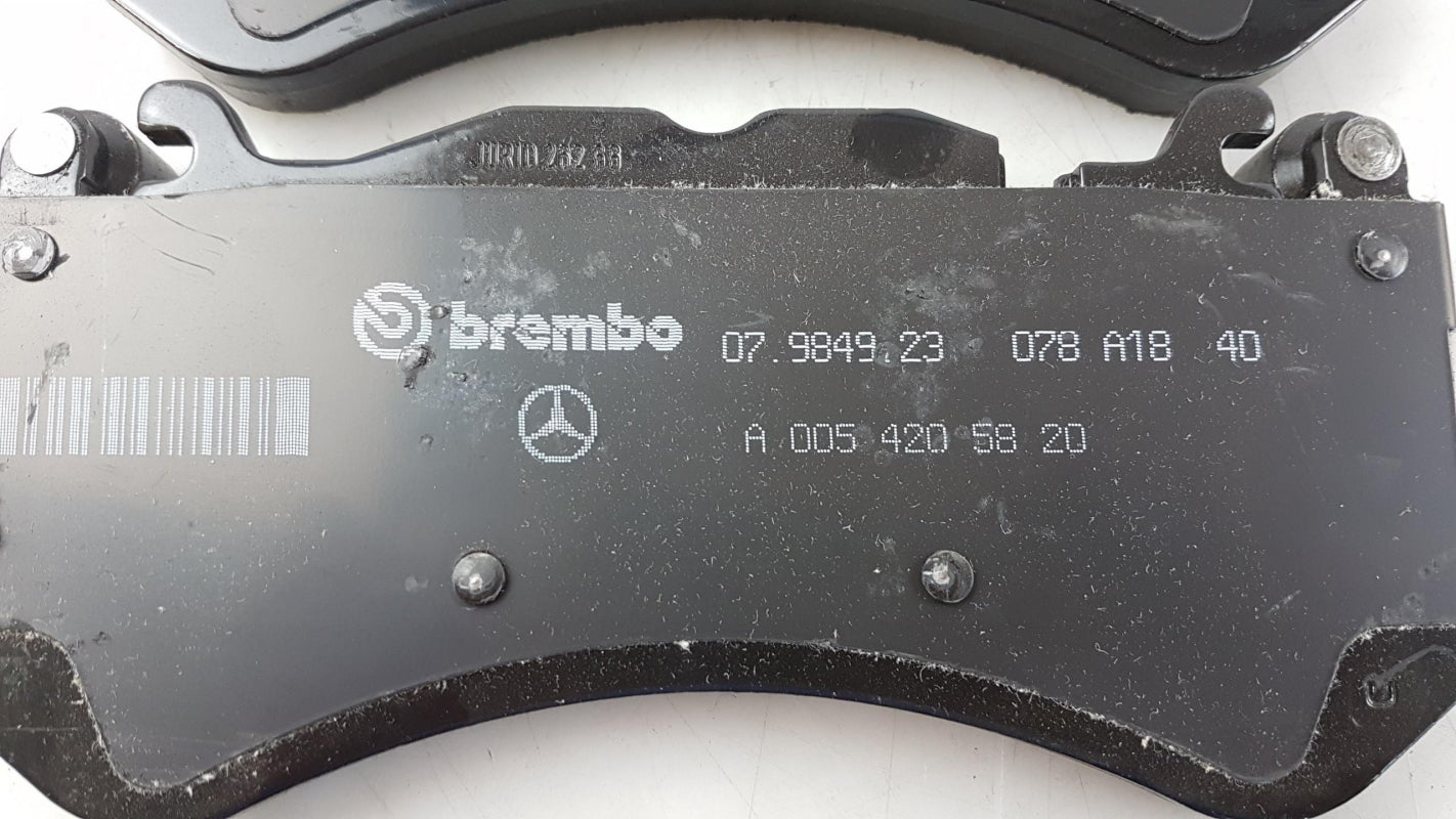 Original MERCEDES-BENZ C63 AMG W204 E63 AMG W212 Bremsbeläge Vorne A0074206520