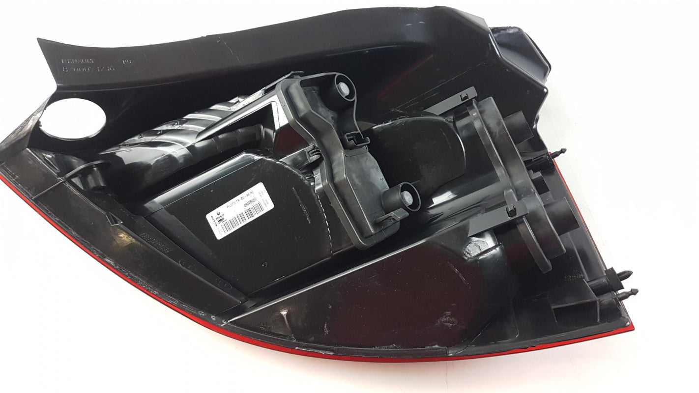 Original OE RENAULT Heckleuchte 8200073236