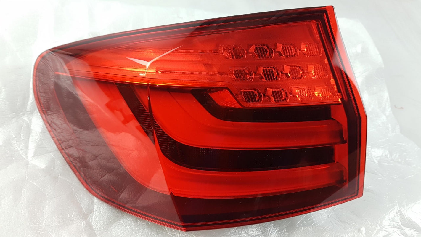 Original OE BMW Heckleuchte 63217203233