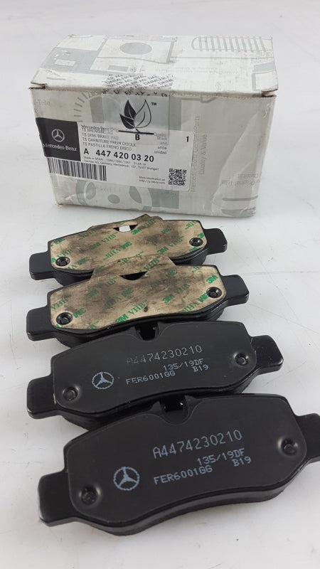 Original OE MERCEDES-BENZ Bremsbeläge A4474200320