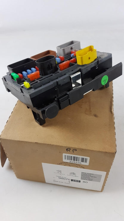 Original PEUGEOT 3008 407 CITROEN C4 I C5 III Sicherungskasten 9807028580