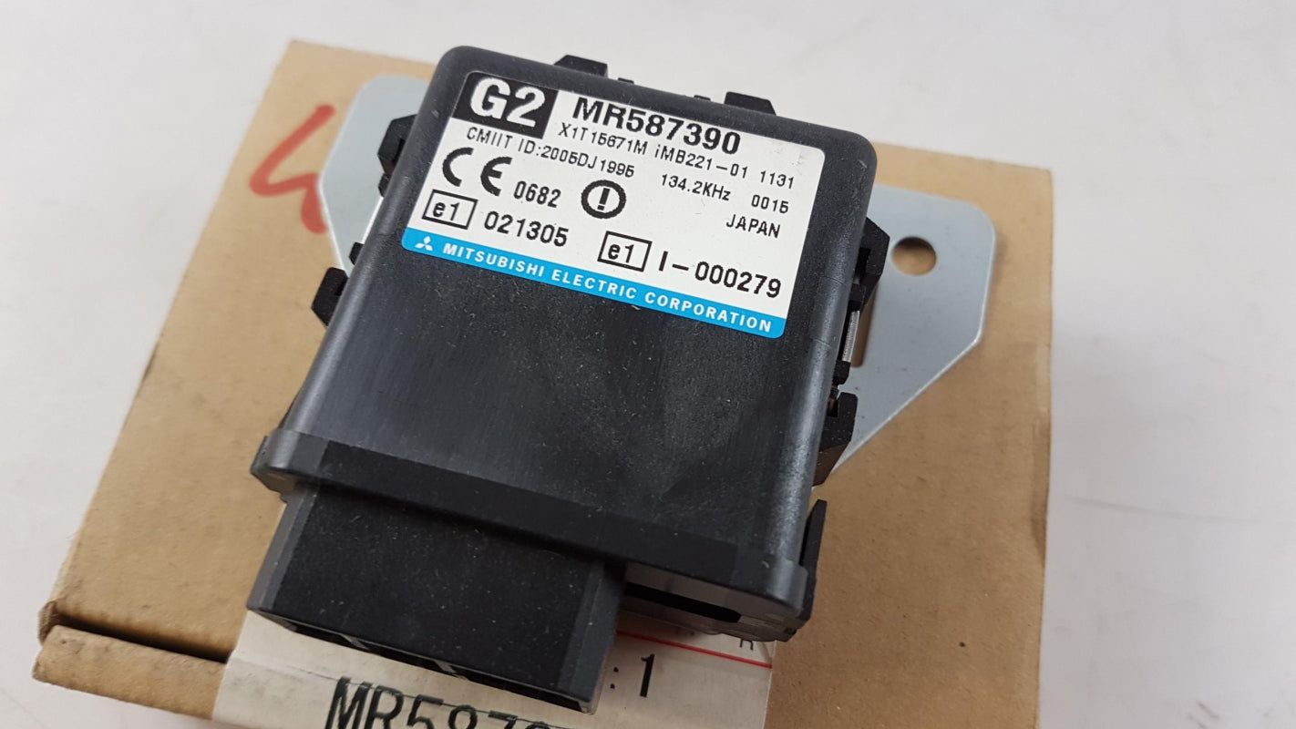 Original OE MITSUBISHI Steuergerät MR587390
