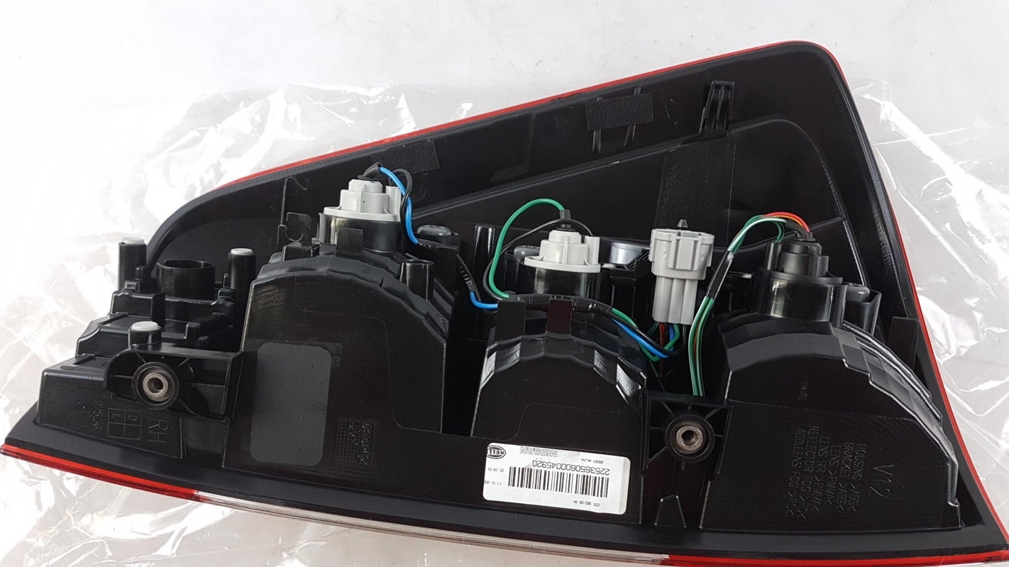 Original NISSAN Navara NP300 Heckleuchte Rückleuchte Rechts 265504KJ0A
