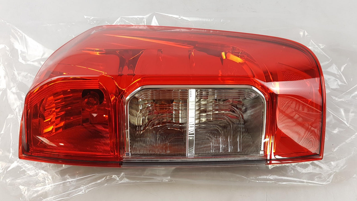 Original NISSAN Navara NP300 Heckleuchte Rückleuchte Rechts 265504KJ0A