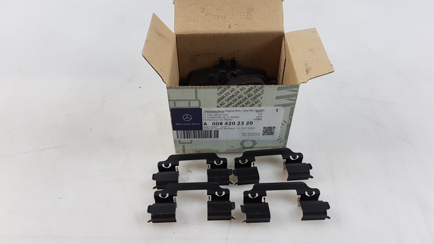 Original OE MERCEDES-BENZ Bremsbeläge A0084202320
