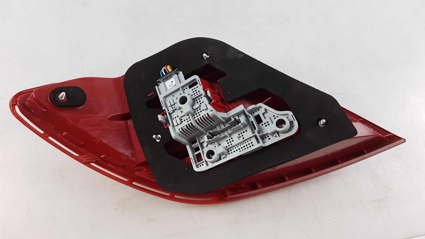 Original MERCEDES-BENZ C-Klasse W204 Heckleuchte Rückleuchte Rechts A2049060503