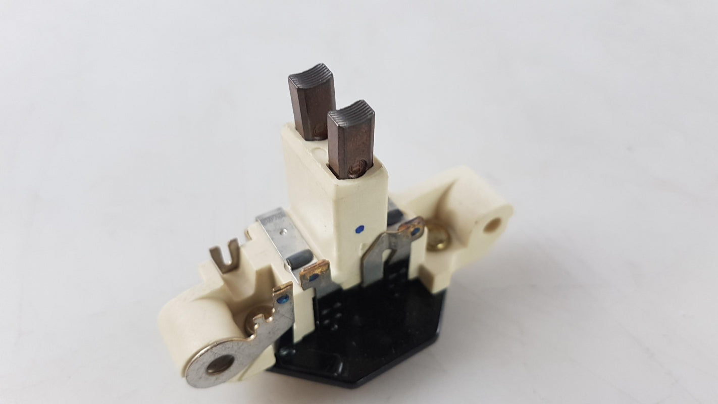 Original AUDI 100 A4 A6 A8 VW Golf Passat Polo Sharan Generatorregler 028903803D