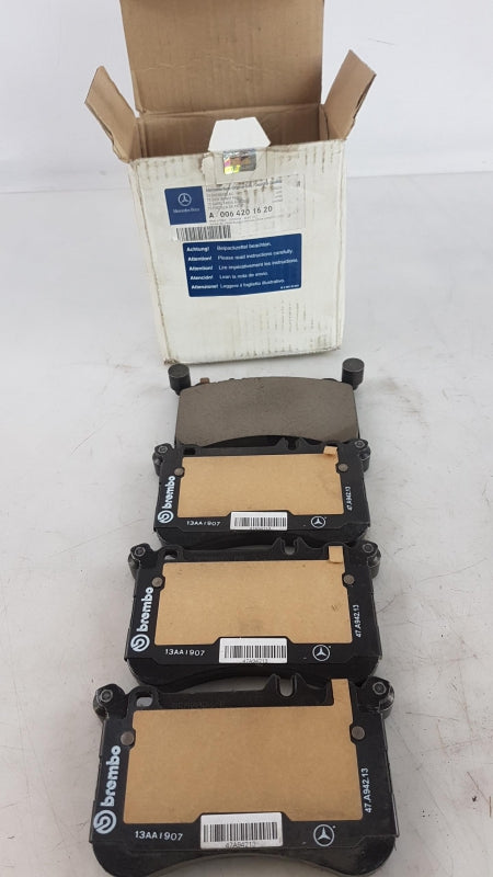 Original MERCEDES-BENZ E W212 S212 CLS C218 Bremsbeläge vorne A0064201620