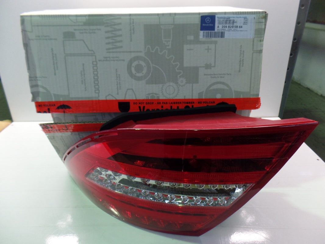 Original MERCEDES-BENZ C-klasse W204 Heckleuchte Rücklicht rechts A2048205864