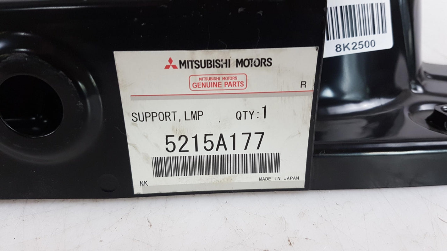 Original OE MITSUBISHI Scheinwerfer Halterung 5215A177