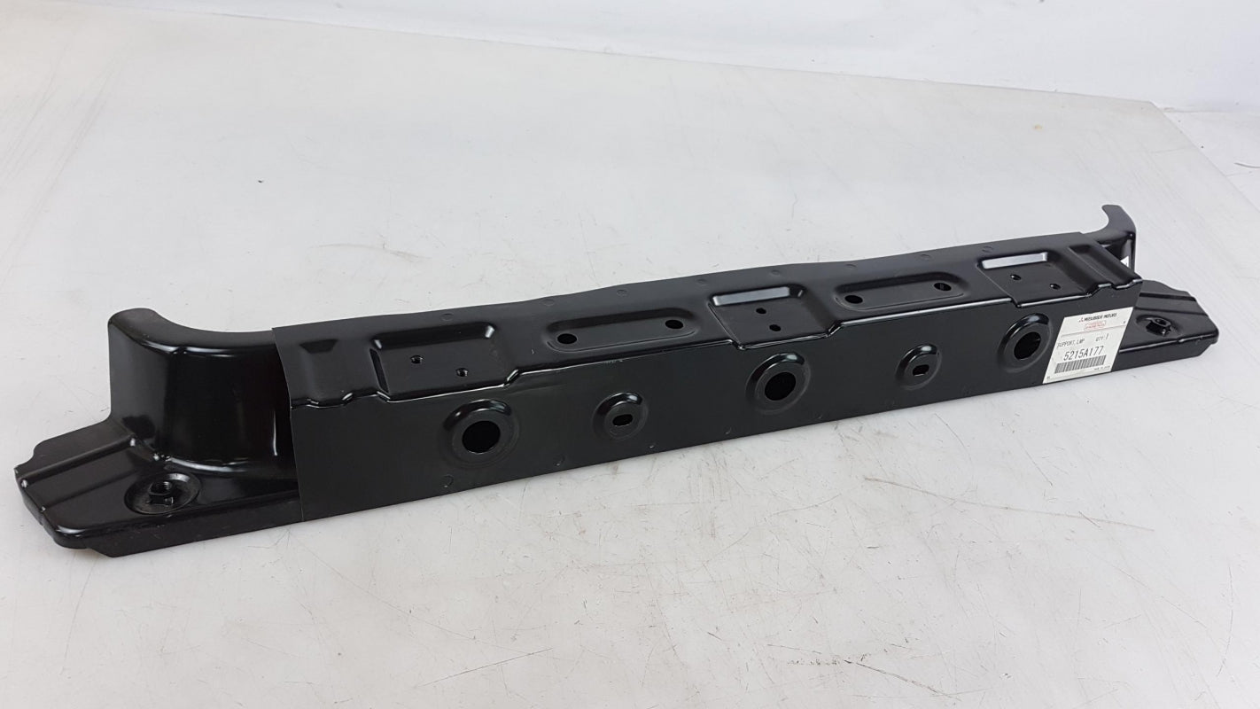 Original OE MITSUBISHI Scheinwerfer Halterung 5215A177