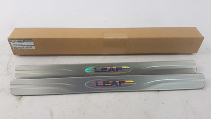 Original OE NISSAN Einstiegsleisten Satz 999G68X000