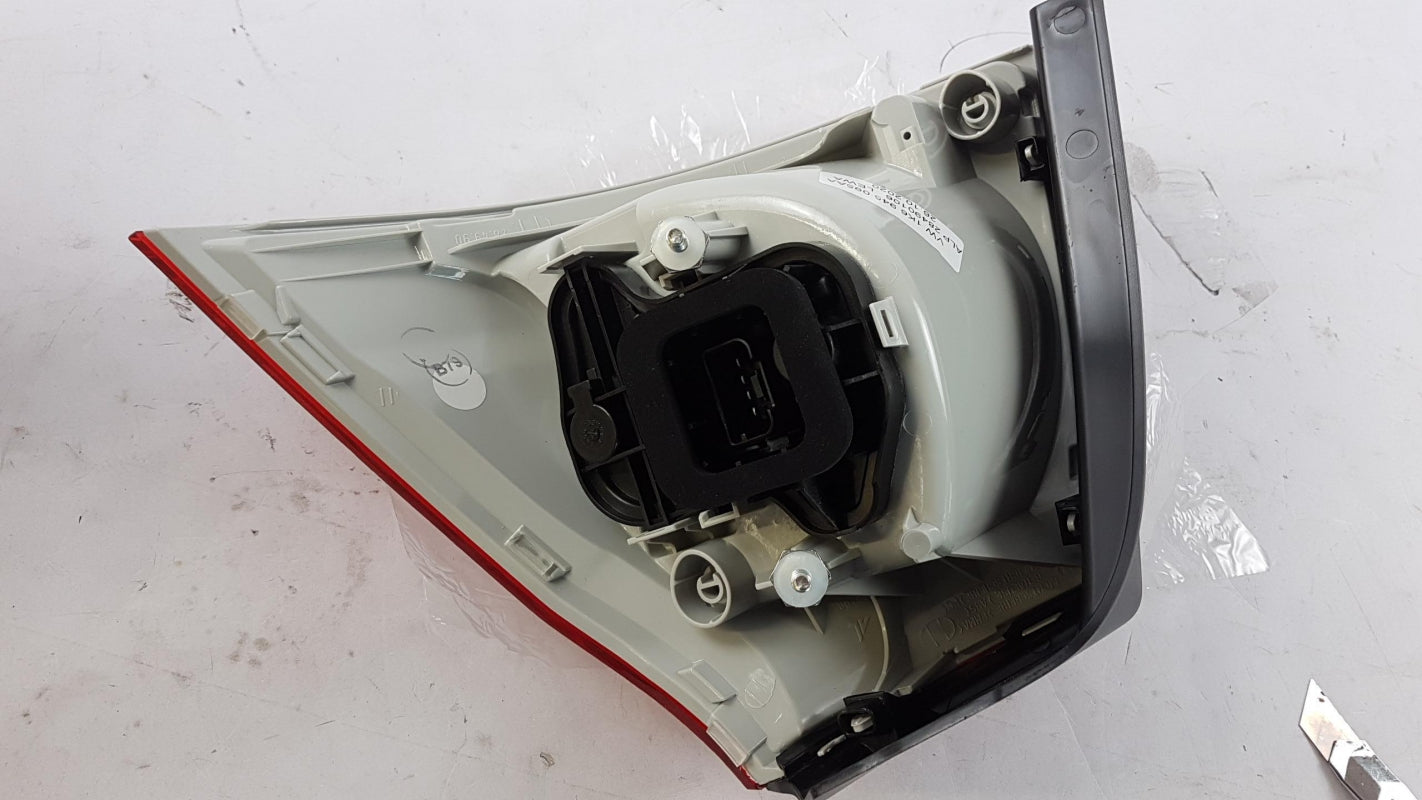 Original VW Golf '04-'09 Heckleuchte Schlussleuchte aussen links 1K6945095AA