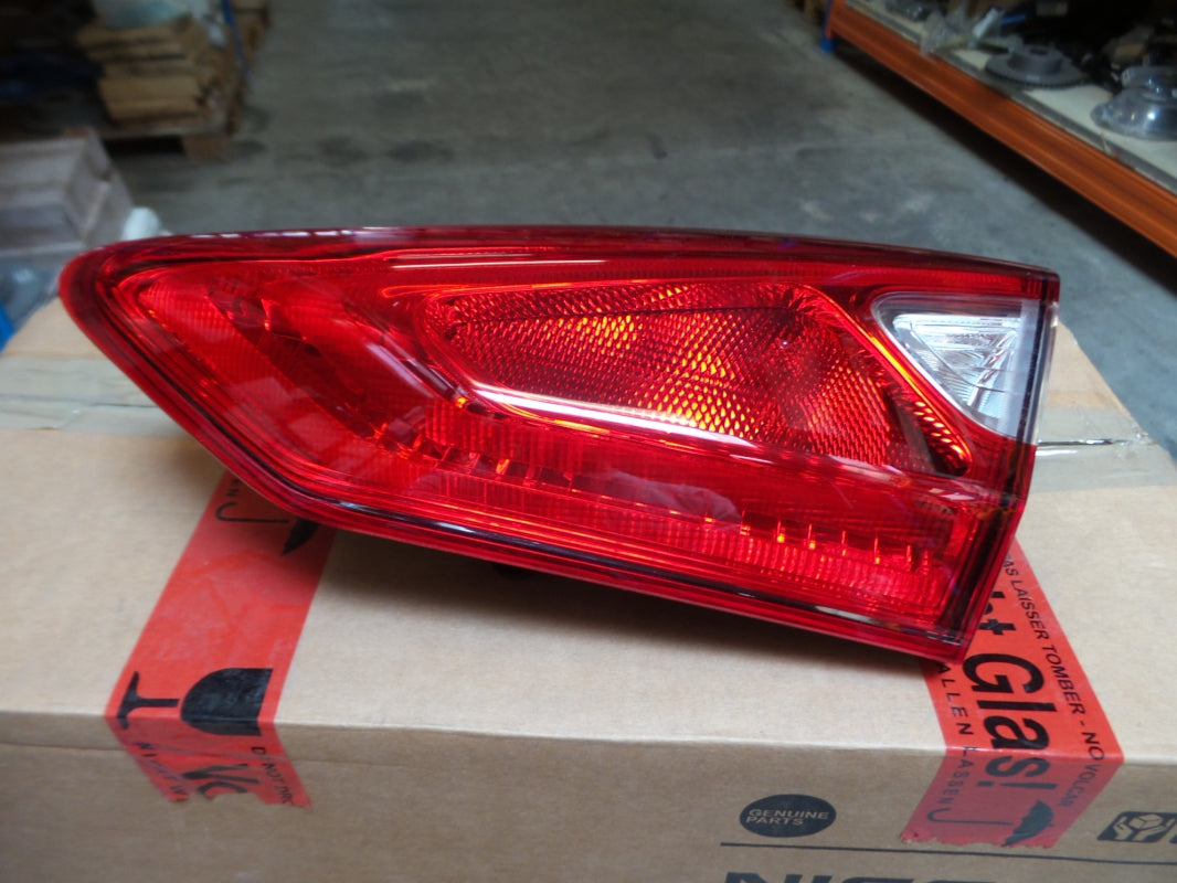 Original NISSAN Pulsar Tiida Heckleuchte rechts 265503ZL5A