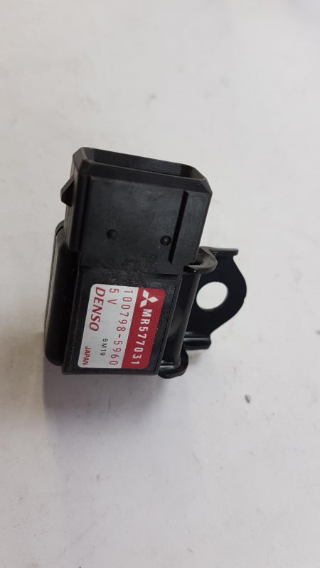 Original OE MITSUBISHI Öldruck Sensor MR577031