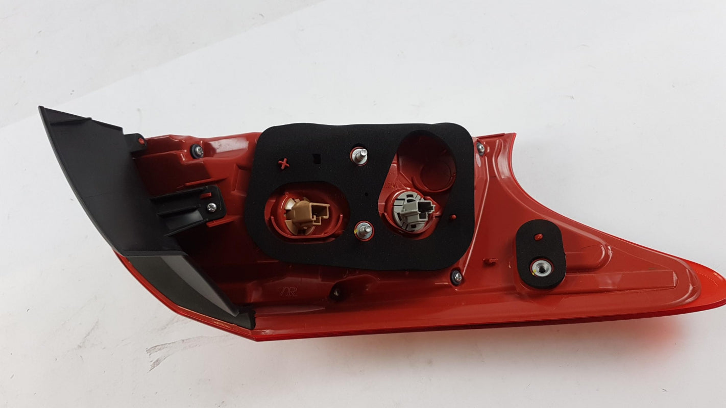 Original OE MITSUBISHI Heckleuchte 8330A278