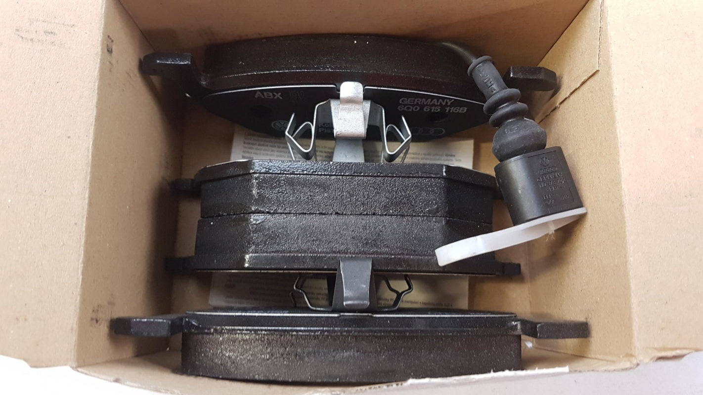 Original VW Polo SKODA Fabia Bremsbeläge + Warnkontakt vorne 1J0698151D