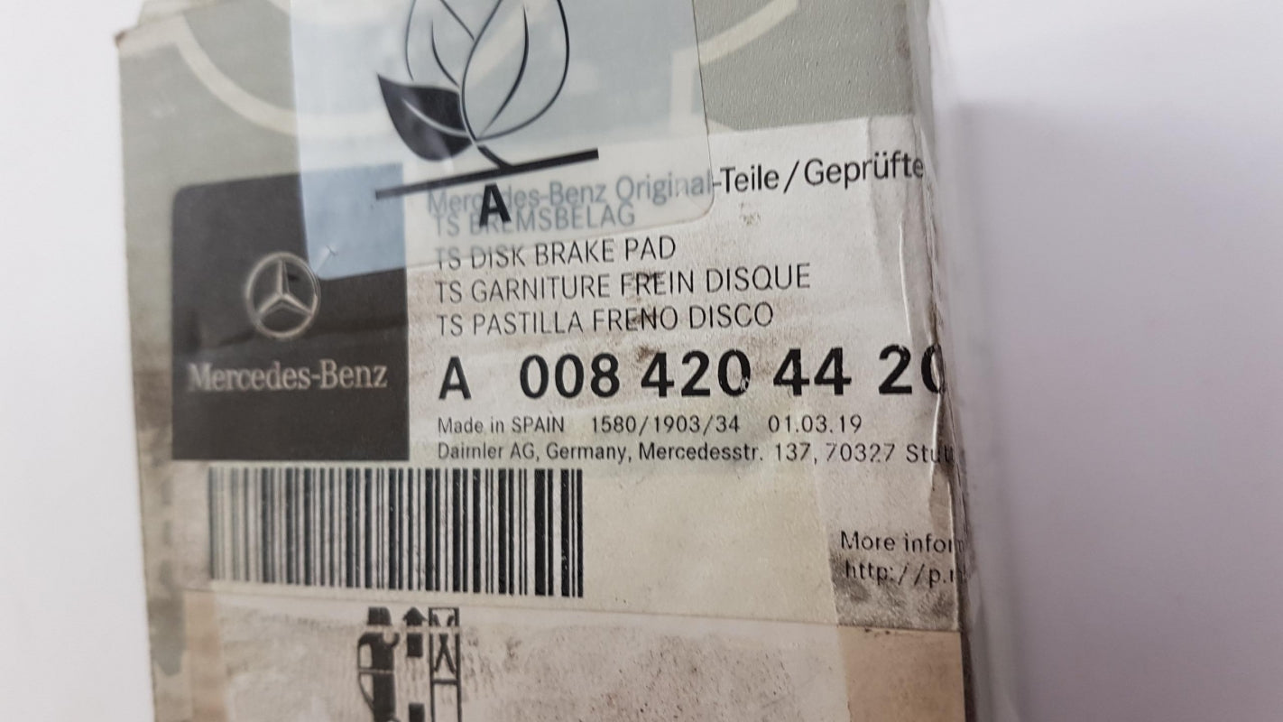 Original OE MERCEDES-BENZ Bremsbeläge A0084204420