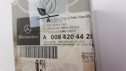 Original OE MERCEDES-BENZ Bremsbeläge A0084204420