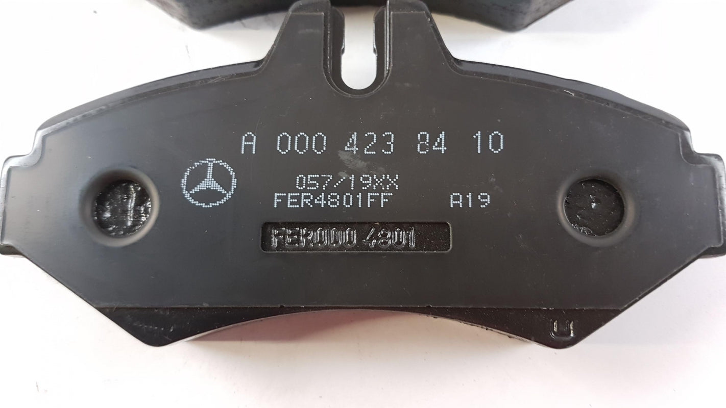 Original OE MERCEDES-BENZ Bremsbeläge A0084204420