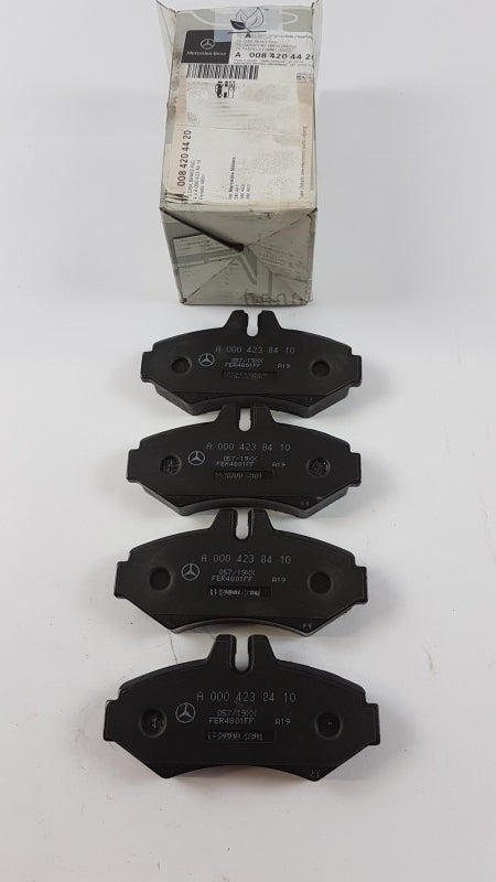Original OE MERCEDES-BENZ Bremsbeläge A0084204420