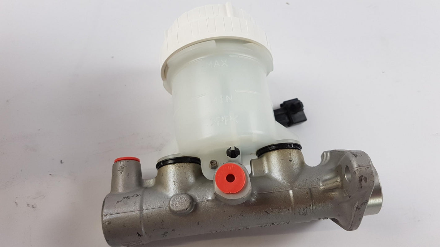 Original OE MITSUBISHI Hauptbremszylinder MB618717