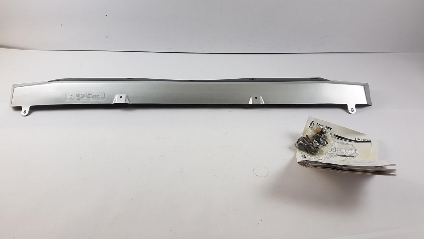 Original MITSUBISHI Pajero IV 2006- Abdeckung der Hinteren Stoßstange M313826DT1