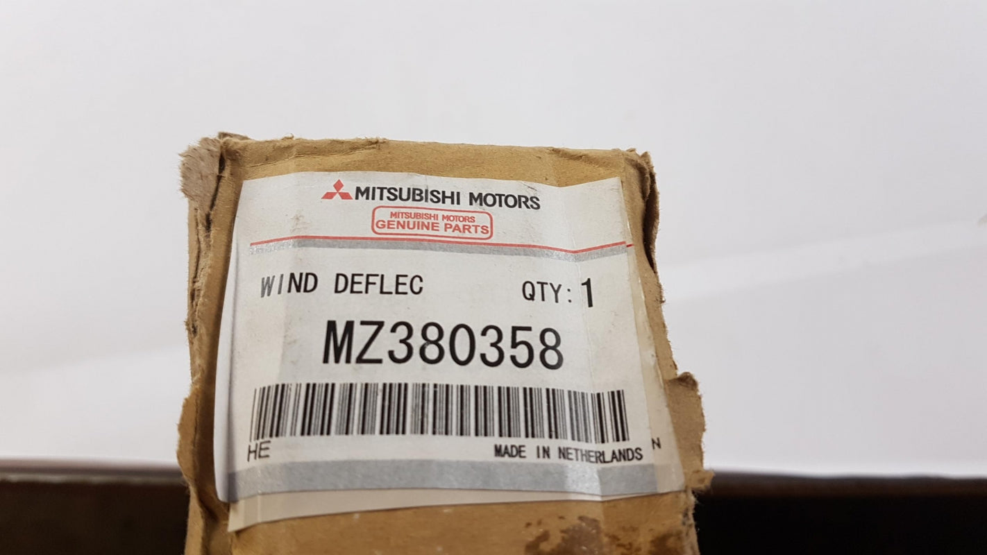 Original OE MITSUBISHI Windabweiser MZ380358