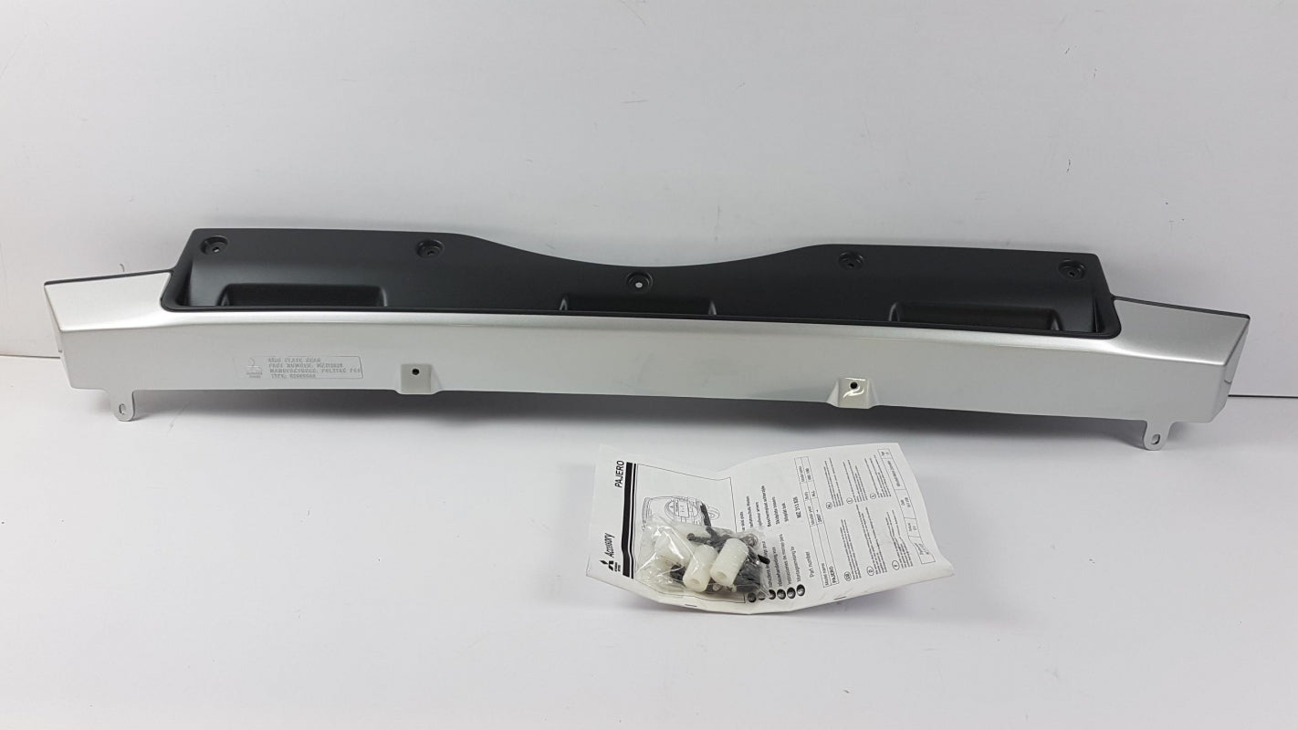 Original MITSUBISHI Pajero IV 2006- Abdeckung der Hinteren Stoßstange M313826DT1