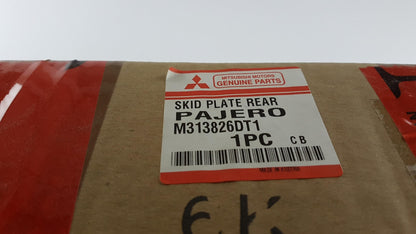 Original MITSUBISHI Pajero IV 2006- Abdeckung der Hinteren Stoßstange M313826DT1