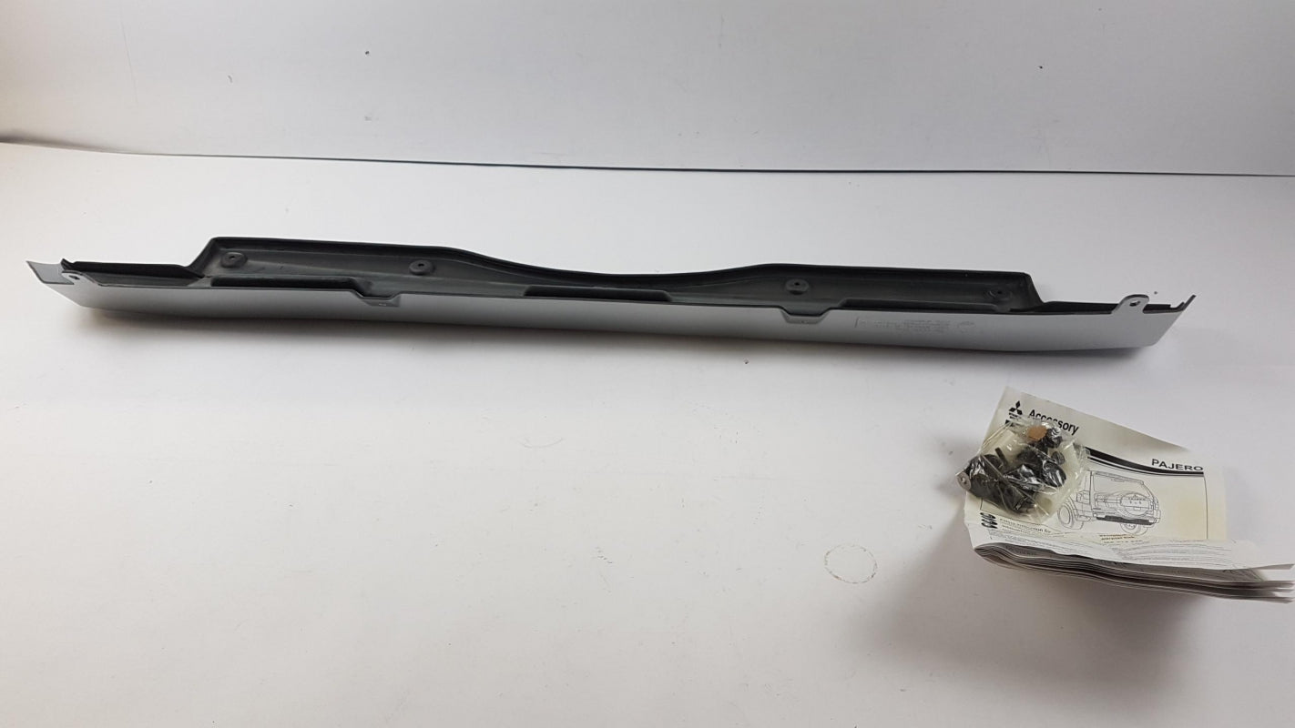 Original MITSUBISHI Pajero IV 2006- Abdeckung der Hinteren Stoßstange M313826DT1