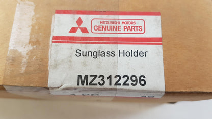 Original OE MITSUBISHI Brillenfach MZ312296