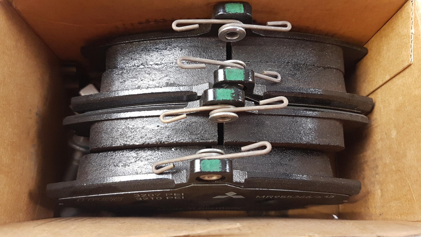 Original OE MITSUBISHI Bremsbeläge MR955351