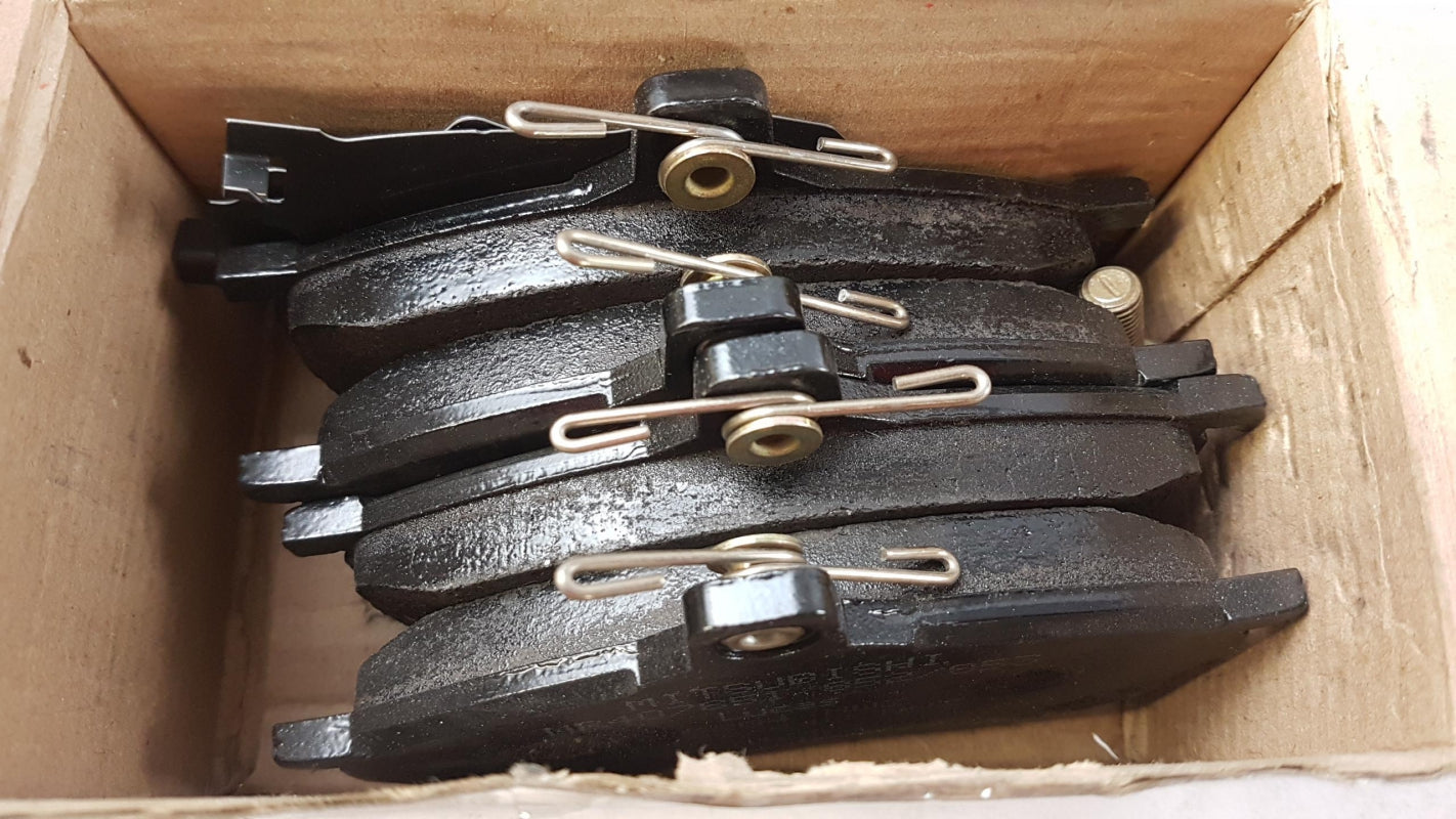 Original MITSUBISHI Carisma (DA) 1995-2003 Bremsbeläge Vorne MR407944