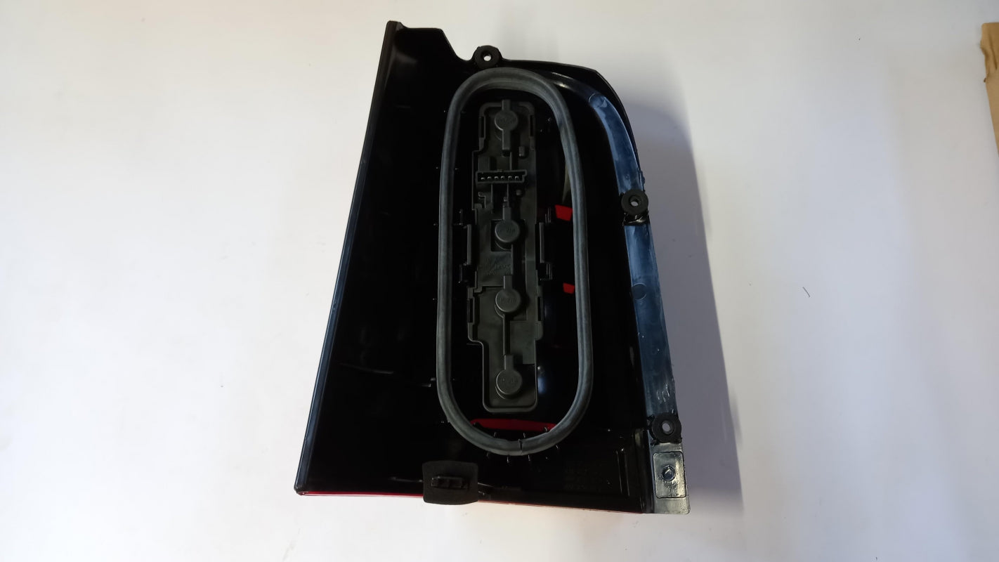 Original MERCEDES-BENZ Vito Viano W638 Heckleuchte Recht A6388201764