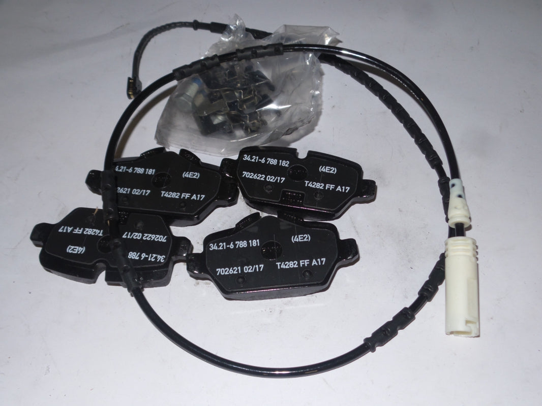 Original BMW E81 E87 E90 E92 Bremsbeläge mit Bremsbelagfühler hinten 34212288890