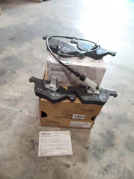 Original BMW BMW 5' E60 E61 Bremsbeläge mit Warnkontakt Vorne 34112339267