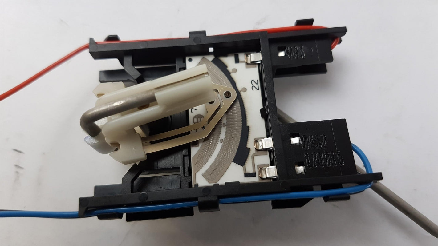 Original OE Volkswagen Kraftstoffvorrat Sensor 8K0919673