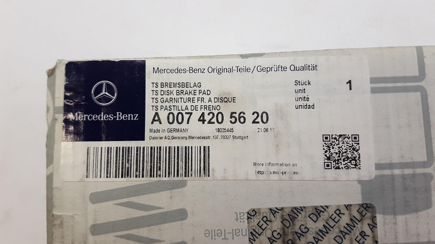 Original MERCEDES-BENZ C-Klasse W204 Bremsbeläge vorne A0074205620