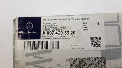 Original MERCEDES-BENZ C-Klasse W204 Bremsbeläge vorne A0074205620