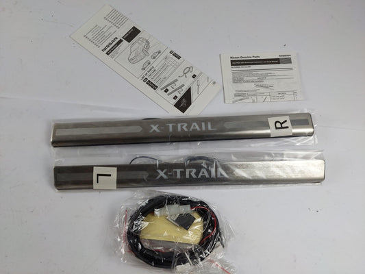 Original NISSAN X-Trail T31 Beleuchtete Einstiegsleisten Satz vorne G6950JH130