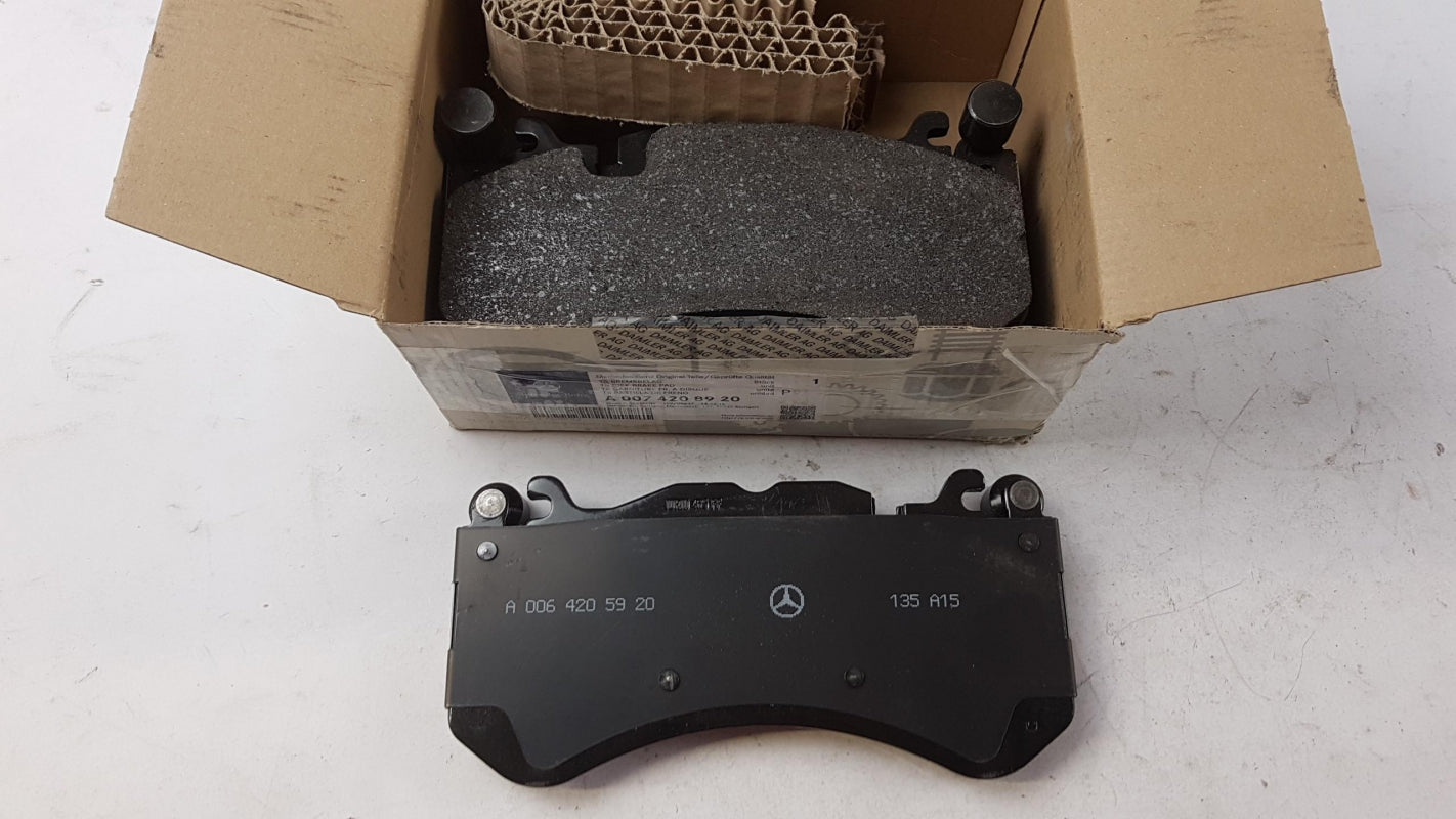 Original MERCEDES-BENZ C63 AMG W204 Bremsbeläge Bremsklötze Vorne A0074208920