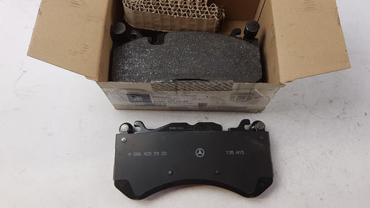 Original MERCEDES-BENZ C63 AMG W204 Bremsbeläge Bremsklötze Vorne A0074208920