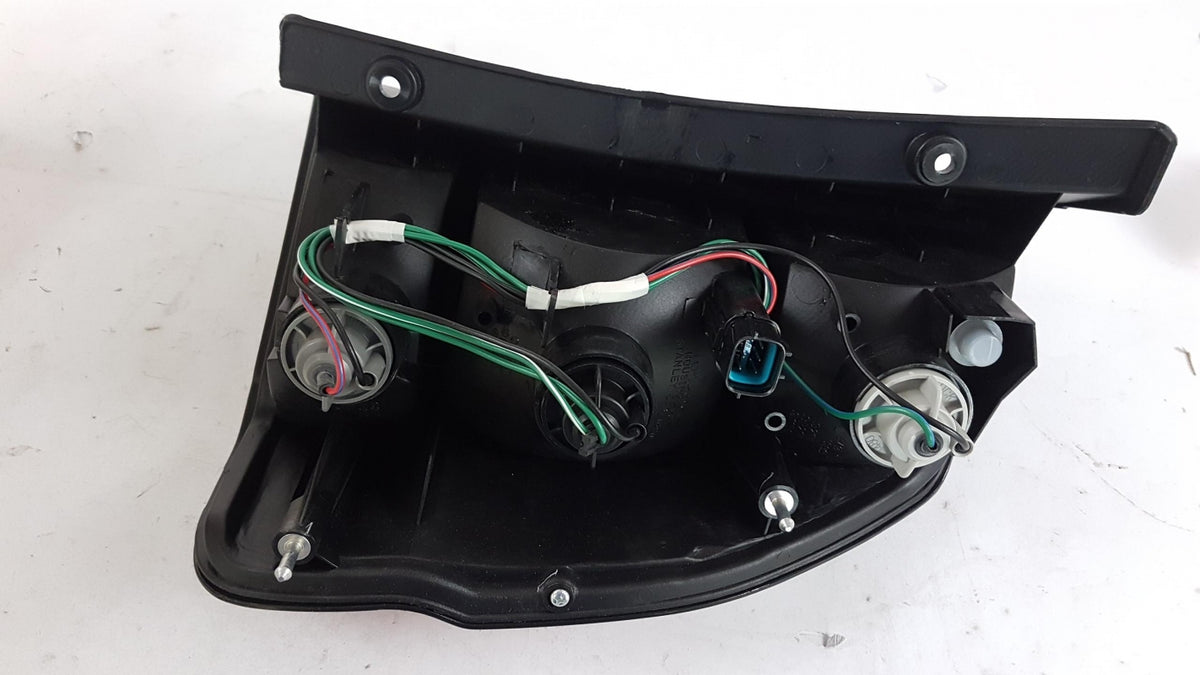 Original MITSUBISHI Pajero Sport I (1998-2009) Heckleuchte Außen Links 8330A059